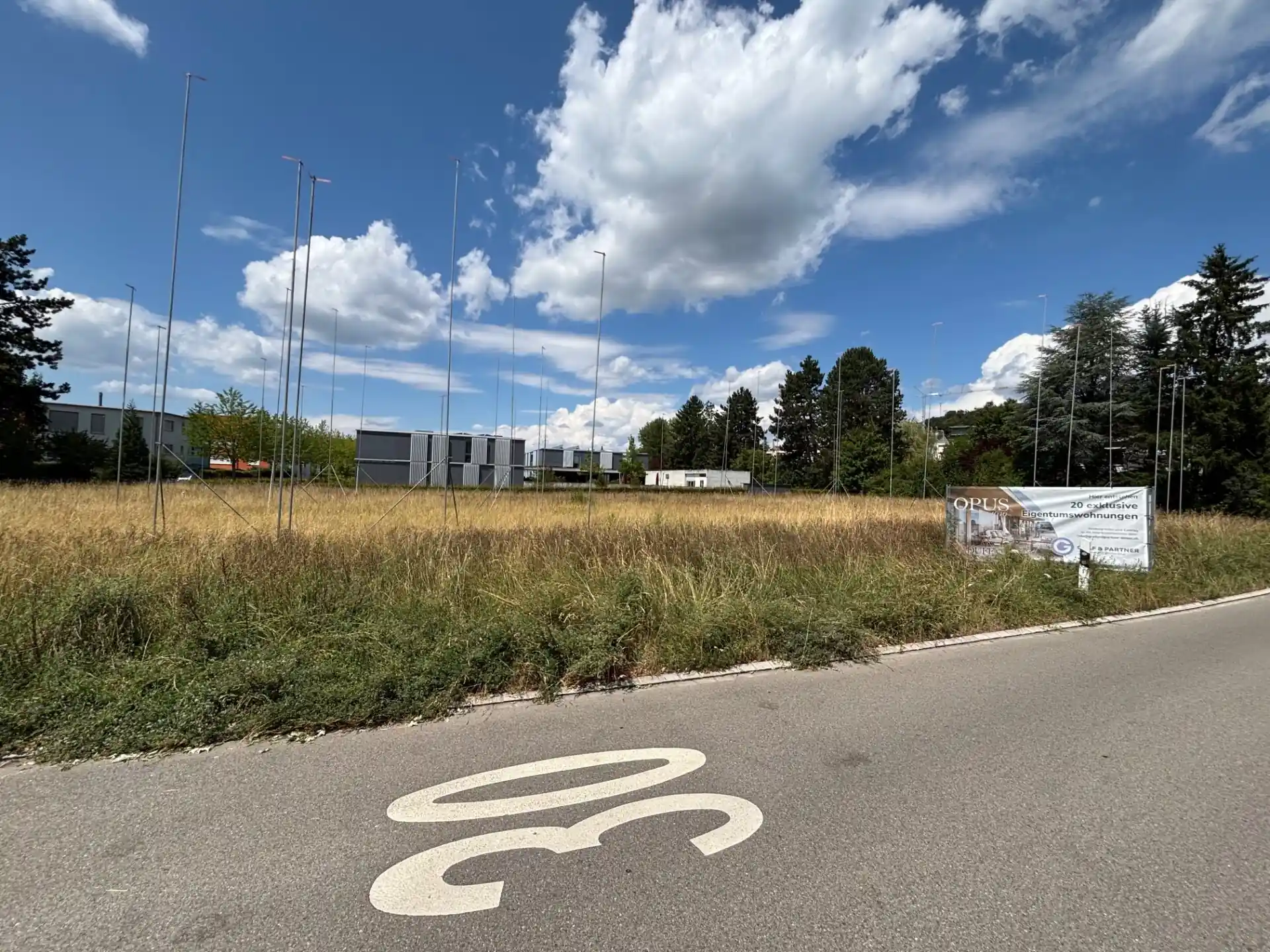 Bauprofile und OPUS4040-Informationstafel auf dem Baugrundstück in Wiesendangen